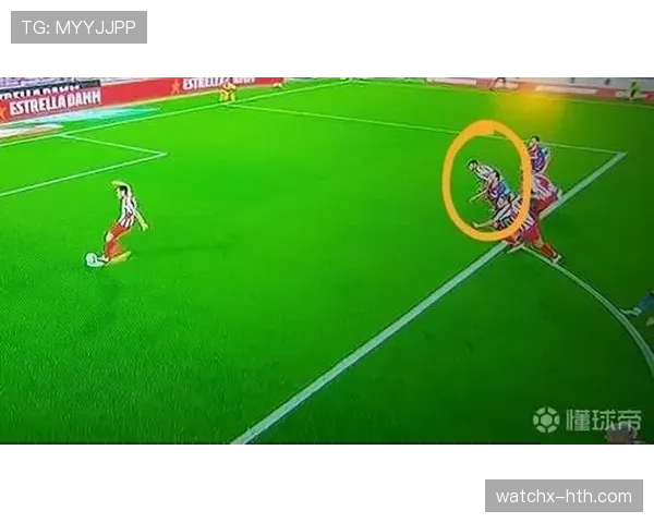 禁区拉拽犯规标准解析：裁判如何判断点球与免罚边界